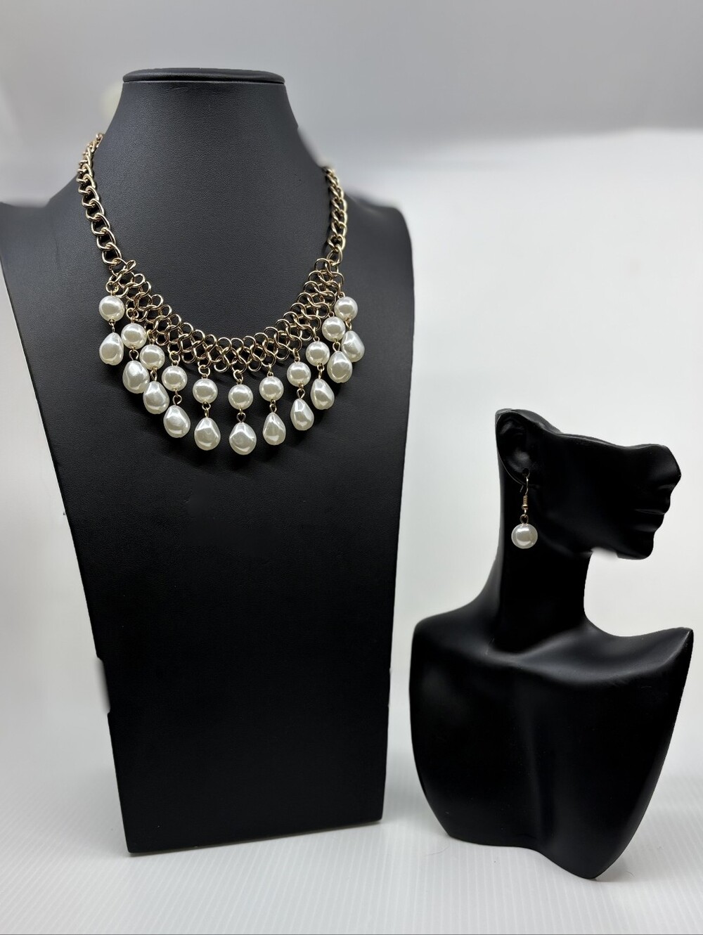Pearly White Necklace - Picture 3 of 8